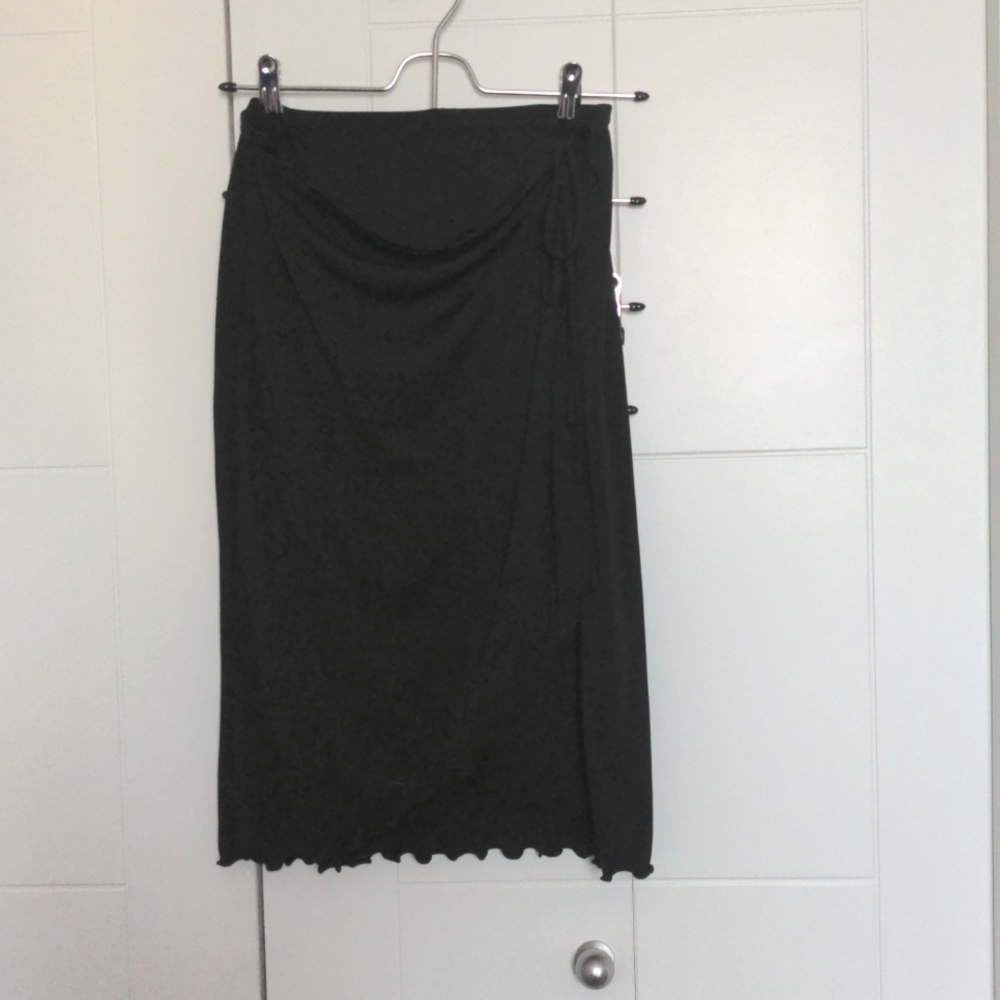 Scallop-Edged Black M Collection Skirt With Tie Detail